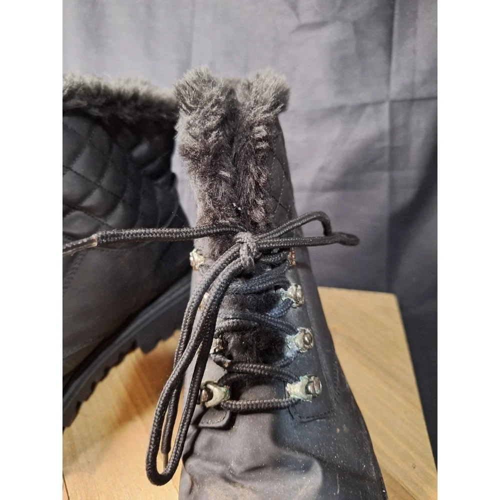 Khombu Black Quilted Faux Fur Lined Lace Up Winter Boots Lug Sole Womens size 10